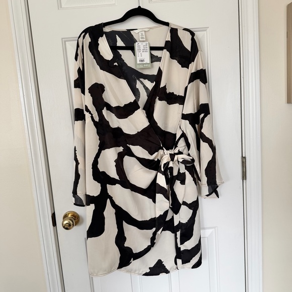 NWT! XL! H&M Black and Cream Patterned Satin Wrap Mini Dress - FREE SHIPPING - Picture 2 of 5